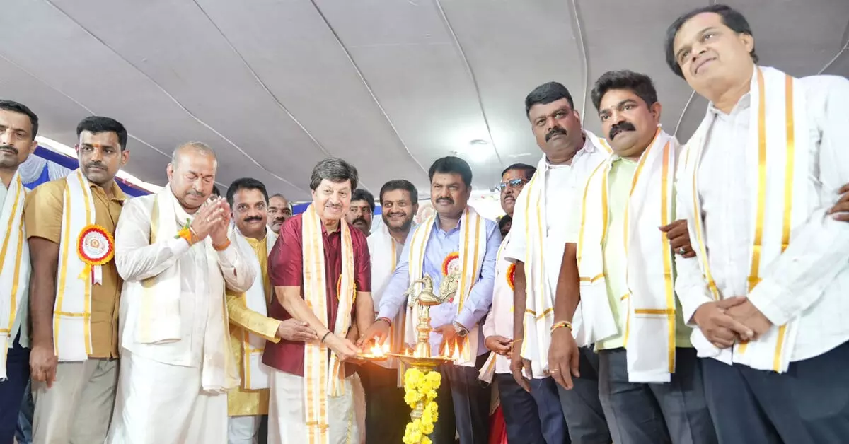 Shivamogga | ದಸರಾ ಕಾರ್ಯಕ್ರಮದಲ್ಲೂ ವಂದೇ ಮಾತರಂ ಗೊಂದಲ: ಕಾರ್ಯಕ್ರಮ ಬಹಿಷ್ಕರಿಸಿದ ಕಾಂಗ್ರೆಸ್ ಮುಖಂಡರು Shivamogga | ದಸರಾ ಕಾರ್ಯಕ್ರಮದಲ್ಲೂ ವಂದೇ ಮಾತರಂ ಗೊಂದಲ: ಕಾರ್ಯಕ್ರಮ ಬಹಿಷ್ಕರಿಸಿದ ಕಾಂಗ್ರೆಸ್ ಮುಖಂಡರು