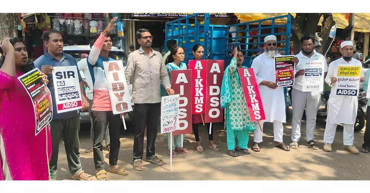 ಧಾರವಾಡ | ಎಸ್ಐಆರ್ ವಿರೋಧಿ ಹೋರಾಟಗಾರರ ಬಂಧನ ಖಂಡಿಸಿ ಪ್ರತಿಭಟನೆ ಧಾರವಾಡ | ಎಸ್ಐಆರ್ ವಿರೋಧಿ ಹೋರಾಟಗಾರರ ಬಂಧನ ಖಂಡಿಸಿ ಪ್ರತಿಭಟನೆ