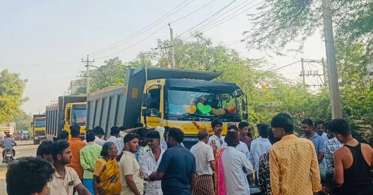 Kanakagiri | ನವಲಿ ಗ್ರಾಮದಲ್ಲಿ ಅಕ್ರಮ ಮರಳು ಸಾಗಣೆ ಆರೋಪ : ಟಿಪ್ಪರ್ಗಳನ್ನು ತಡೆದು ಗ್ರಾಮಸ್ಥರ ಆಕ್ರೋಶ Kanakagiri | ನವಲಿ ಗ್ರಾಮದಲ್ಲಿ ಅಕ್ರಮ ಮರಳು ಸಾಗಣೆ ಆರೋಪ : ಟಿಪ್ಪರ್ಗಳನ್ನು ತಡೆದು ಗ್ರಾಮಸ್ಥರ ಆಕ್ರೋಶ