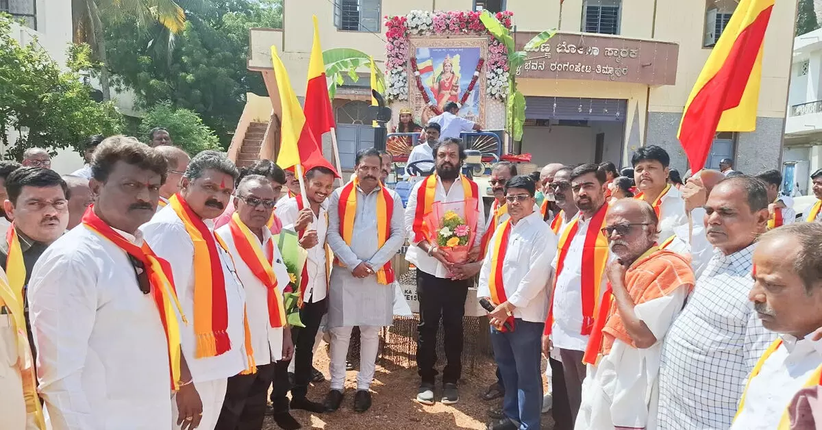ಸುರಪುರದಲ್ಲಿ 84ನೇ ನಾಡಹಬ್ಬದ ಅಂಗವಾಗಿ ನಾಡದೇವಿಯ ಭವ್ಯ ಮೆರವಣಿಗೆ ಸುರಪುರದಲ್ಲಿ 84ನೇ ನಾಡಹಬ್ಬದ ಅಂಗವಾಗಿ ನಾಡದೇವಿಯ ಭವ್ಯ ಮೆರವಣಿಗೆ