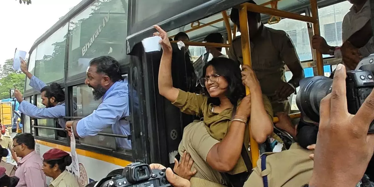 ಎಸ್ಐಆರ್ಗೆ ವಿರೋಧ: ಮೆರವಣಿಗೆ ನಡೆಸಲು ಸಿದ್ಧರಾಗಿದ್ದ ಹೋರಾಟಗಾರರನ್ನು ವಶಕ್ಕೆ ಪಡೆದ ಪೊಲೀಸರು ಎಸ್ಐಆರ್ಗೆ ವಿರೋಧ: ಮೆರವಣಿಗೆ ನಡೆಸಲು ಸಿದ್ಧರಾಗಿದ್ದ ಹೋರಾಟಗಾರರನ್ನು ವಶಕ್ಕೆ ಪಡೆದ ಪೊಲೀಸರು