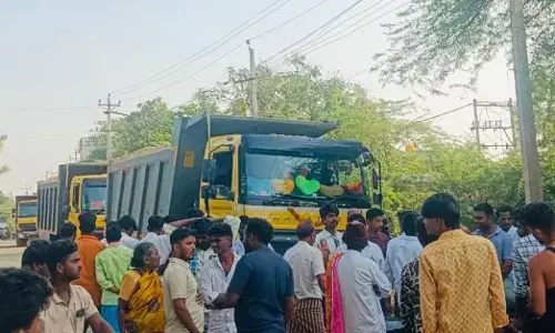 Kanakagiri | ನವಲಿ ಗ್ರಾಮದಲ್ಲಿ ಅಕ್ರಮ ಮರಳು ಸಾಗಣೆ ಆರೋಪ : ಟಿಪ್ಪರ್‌ಗಳನ್ನು ತಡೆದು ಗ್ರಾಮಸ್ಥರ ಆಕ್ರೋಶ