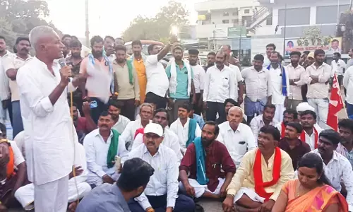 ಸುರಪುರ | ಕಾಲುವೆಗಳಿಗೆ ನೀರು ಹರಿಸಲು ಆಗ್ರಹಿಸಿ ರಸ್ತೆ ತಡೆ ಪ್ರತಿಭಟನೆ