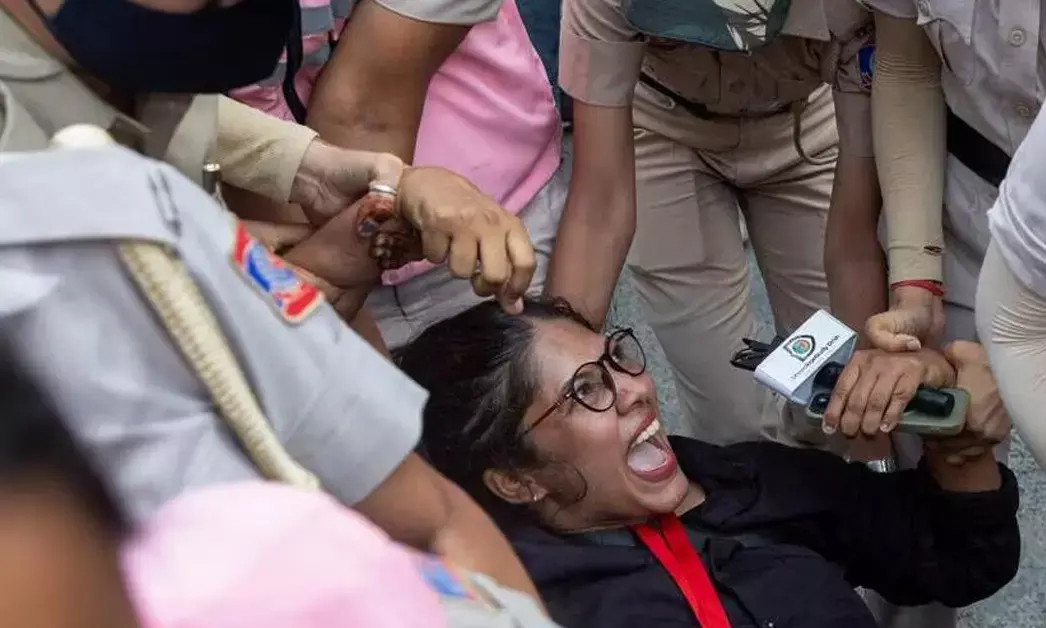 ದಿಲ್ಲಿ ಪೊಲೀಸ್, ಸಿಎಪಿಎಫ್ ಸಿಬ್ಬಂದಿಯಿಂದ ಮಹಿಳಾ ಪ್ರತಿಭಟನಾಕಾರರ ಮೇಲೆ ದೌರ್ಜನ್ಯ ಆರೋಪ: ಸಿಆರ್‌ಪಿಎಫ್ ಅಧಿಕಾರಿಯಿಂದ ದೂರು ಸಲ್ಲಿಕೆ