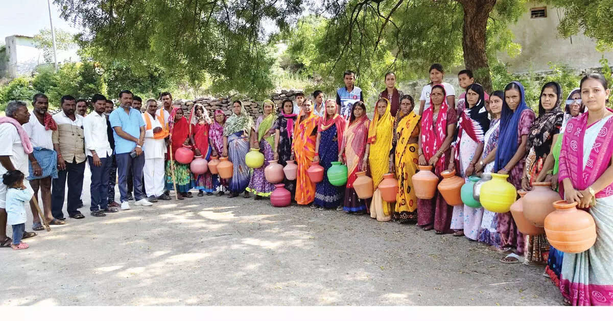 3 ಕಿ.ಮೀ. ನಡೆದು ನೀರು ತರುವ ಸುಂಠಾಣ ತಾಂಡದ ಜನರು! 3 ಕಿ.ಮೀ. ನಡೆದು ನೀರು ತರುವ ಸುಂಠಾಣ ತಾಂಡದ ಜನರು!