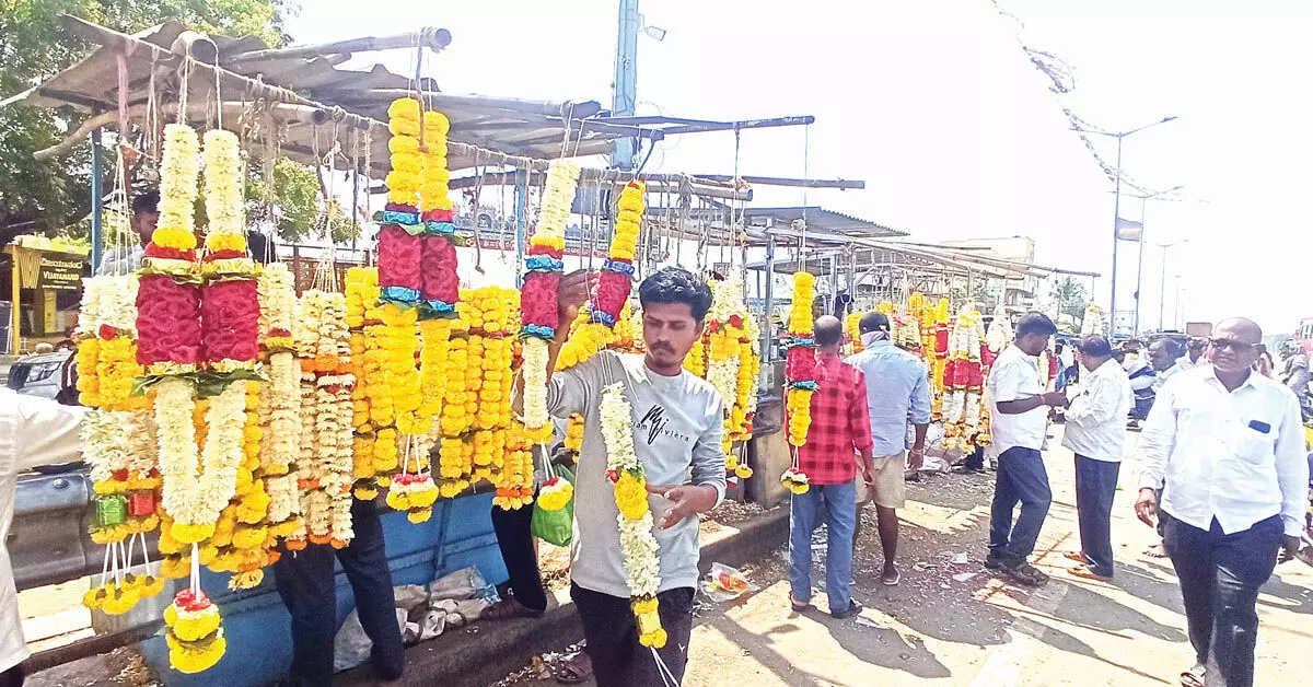 ದುಬಾರಿಯಾದ ಹೂವಿನ ಹಾರ, ಗ್ರಾಹಕರ ಜೇಬಿಗೆ ಭಾರ! ದುಬಾರಿಯಾದ ಹೂವಿನ ಹಾರ, ಗ್ರಾಹಕರ ಜೇಬಿಗೆ ಭಾರ!