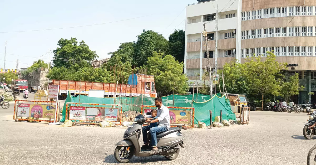 ರಾಯಚೂರು: ಮೂರು ತಿಂಗಳಾದರೂ ಪೂರ್ಣಗೊಳ್ಳದ ಅಂಬೇಡ್ಕರ್ ವೃತ್ತದ ಕಾಮಗಾರಿ; ಹೋರಾಟಗಾರರಲ್ಲಿ ಅಸಮಾಧಾನ ರಾಯಚೂರು: ಮೂರು ತಿಂಗಳಾದರೂ ಪೂರ್ಣಗೊಳ್ಳದ ಅಂಬೇಡ್ಕರ್ ವೃತ್ತದ ಕಾಮಗಾರಿ; ಹೋರಾಟಗಾರರಲ್ಲಿ ಅಸಮಾಧಾನ