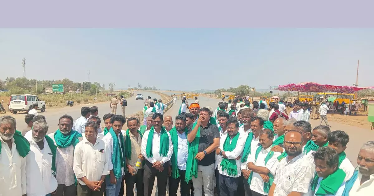 ಧಾರವಾಡ | ಕಬ್ಬು ಬೆಳೆಗಾರರ ಧರಣಿ: ವಾಹನ ಸಂಚಾರ ಅಸ್ತವ್ಯಸ್ತ ಧಾರವಾಡ | ಕಬ್ಬು ಬೆಳೆಗಾರರ ಧರಣಿ: ವಾಹನ ಸಂಚಾರ ಅಸ್ತವ್ಯಸ್ತ