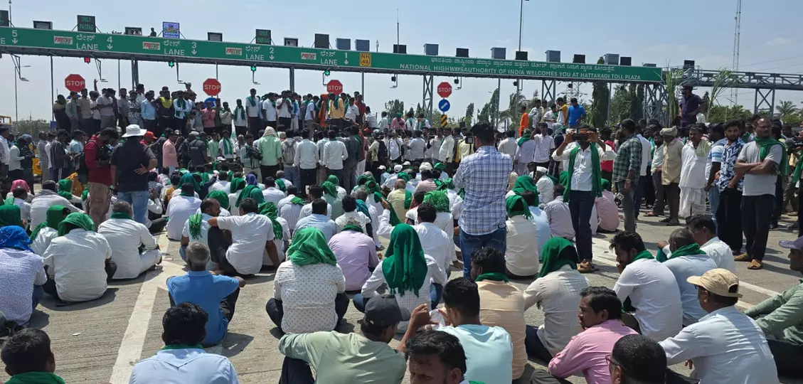 ಕಬ್ಬಿಗೆ ಸೂಕ್ತ ಬೆಲೆಗೆ ಆಗ್ರಹಿಸಿ ಬೆಳಗಾವಿಯಲ್ಲಿ ಪ್ರತಿಭಟನೆ: ರಾಷ್ಟ್ರೀಯ ಹೆದ್ದಾರಿ ತಡೆದು ರೈತರ ಆಕ್ರೋಶ ಕಬ್ಬಿಗೆ ಸೂಕ್ತ ಬೆಲೆಗೆ ಆಗ್ರಹಿಸಿ ಬೆಳಗಾವಿಯಲ್ಲಿ ಪ್ರತಿಭಟನೆ: ರಾಷ್ಟ್ರೀಯ ಹೆದ್ದಾರಿ ತಡೆದು ರೈತರ ಆಕ್ರೋಶ