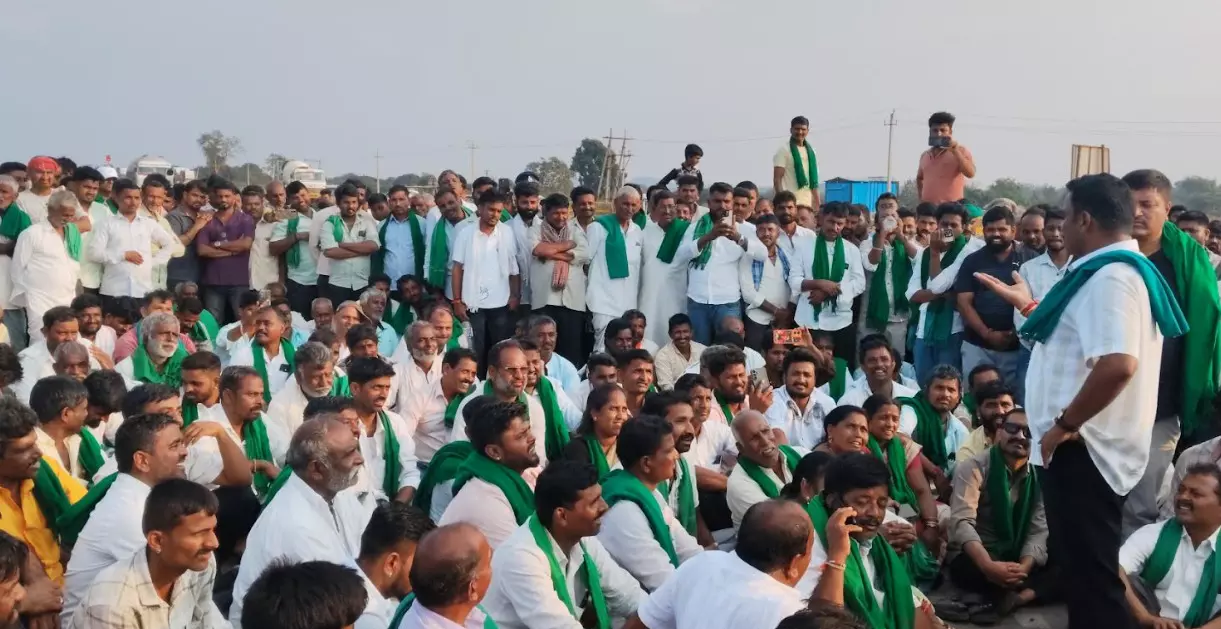 ಧಾರವಾಡದಲ್ಲಿ ಕಬ್ಬು ಬೆಳೆಗಾರರ ಆಕ್ರೋಶ: ರಾಷ್ಟ್ರೀಯ ಹೆದ್ದಾರಿ ತಡೆದು ಪ್ರತಿಭಟನೆ ಧಾರವಾಡದಲ್ಲಿ ಕಬ್ಬು ಬೆಳೆಗಾರರ ಆಕ್ರೋಶ: ರಾಷ್ಟ್ರೀಯ ಹೆದ್ದಾರಿ ತಡೆದು ಪ್ರತಿಭಟನೆ