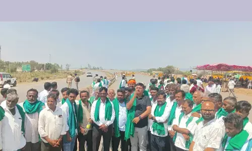 ಧಾರವಾಡ | ಕಬ್ಬು ಬೆಳೆಗಾರರ ಧರಣಿ: ವಾಹನ ಸಂಚಾರ ಅಸ್ತವ್ಯಸ್ತ