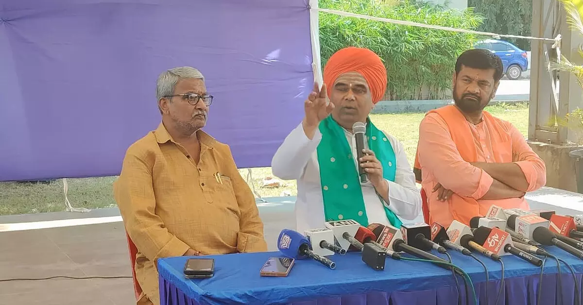 ರೈತರಿಗೆ ನ್ಯಾಯ ಸಿಗುವವರೆಗೆ ಸಕ್ಕರೆ ಸೇವಿಸುವುದಿಲ್ಲ: ದಿಂಗಾಲೇಶ್ವರ ಶ್ರೀಗಳ ಘೋಷಣೆ ರೈತರಿಗೆ ನ್ಯಾಯ ಸಿಗುವವರೆಗೆ ಸಕ್ಕರೆ ಸೇವಿಸುವುದಿಲ್ಲ: ದಿಂಗಾಲೇಶ್ವರ ಶ್ರೀಗಳ ಘೋಷಣೆ