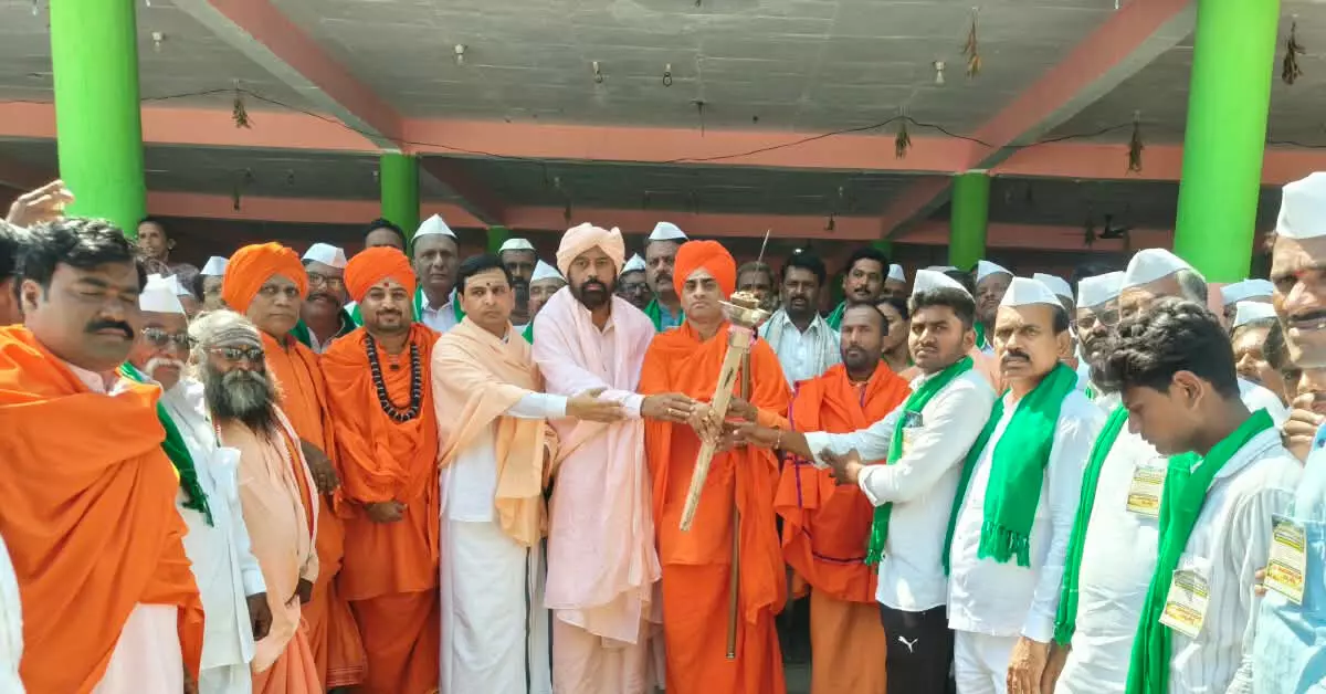 Afzalpur | 15 ಟಿಎಂಸಿ ನೀರಿಗಾಗಿ ಪ್ರತಿಭಟನೆ; ಕೆರೆ ಮತ್ತು ಕಾಲುವೆಗಳಿಗೆ ನೀರು ಹರಿಸಲು ಆಗ್ರಹಿಸಿ ರೈತರ ಪಾದಯಾತ್ರೆ Afzalpur | 15 ಟಿಎಂಸಿ ನೀರಿಗಾಗಿ ಪ್ರತಿಭಟನೆ; ಕೆರೆ ಮತ್ತು ಕಾಲುವೆಗಳಿಗೆ ನೀರು ಹರಿಸಲು ಆಗ್ರಹಿಸಿ ರೈತರ ಪಾದಯಾತ್ರೆ