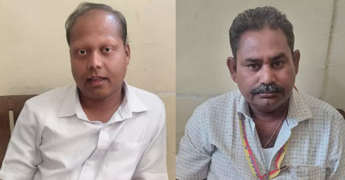 Yadgiri | ಬಿಲ್ ಮಂಜೂರಿಗೆ ಲಂಚದ ಬೇಡಿಕೆ ಆರೋಪ: ಜೆಸ್ಕಾಂನ ಇಬ್ಬರು ಕಿರಿಯ ಎಂಜಿನಿಯರ್ಗಳು ಲೋಕಾಯುಕ್ತ ಬಲೆಗೆ Yadgiri | ಬಿಲ್ ಮಂಜೂರಿಗೆ ಲಂಚದ ಬೇಡಿಕೆ ಆರೋಪ: ಜೆಸ್ಕಾಂನ ಇಬ್ಬರು ಕಿರಿಯ ಎಂಜಿನಿಯರ್ಗಳು ಲೋಕಾಯುಕ್ತ ಬಲೆಗೆ