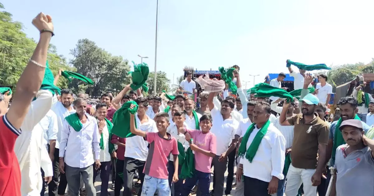 Belagavi | ಕಬ್ಬಿಗೆ 5,500 ದರ ನಿಗದಿಗೆ ಆಗ್ರಹ: ಮೂರೂ ಕಡೆ ಹೆದ್ದಾರಿ ತಡೆದು ರೈತರ ಪ್ರತಿಭಟನೆ Belagavi | ಕಬ್ಬಿಗೆ 5,500 ದರ ನಿಗದಿಗೆ ಆಗ್ರಹ: ಮೂರೂ ಕಡೆ ಹೆದ್ದಾರಿ ತಡೆದು ರೈತರ ಪ್ರತಿಭಟನೆ