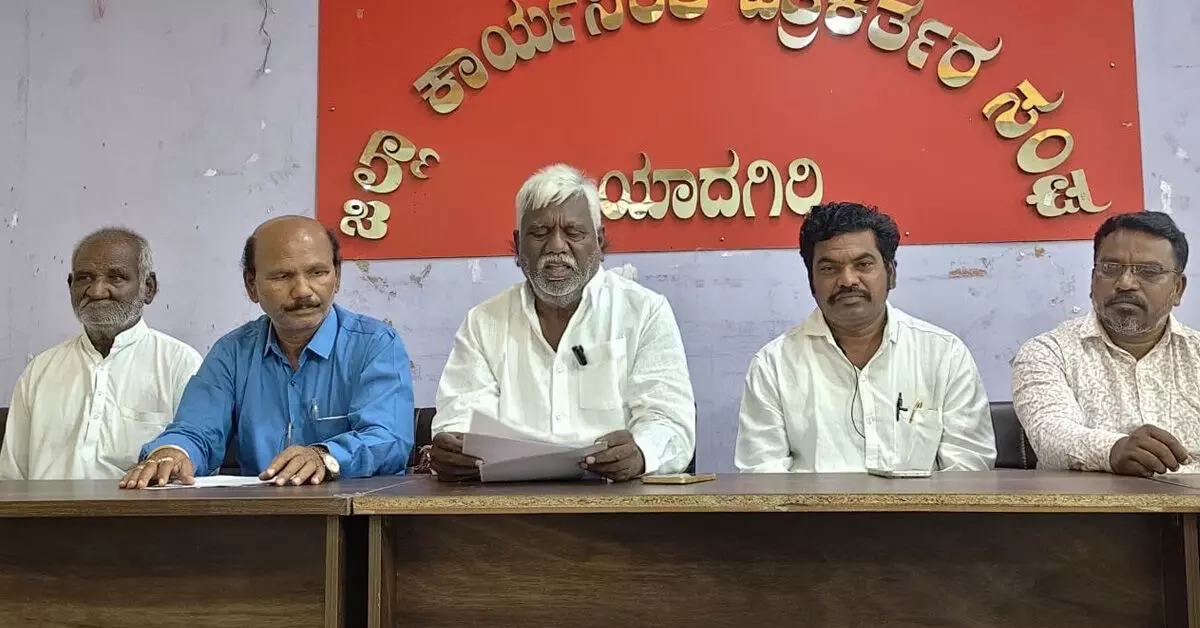 Yadgiri | ರೈತರಿಗೆ ನಿರಂತರ 7 ಗಂಟೆ ವಿದ್ಯುತ್ ಪೂರೈಸದಿದ್ದರೆ ಸರದಿ ಉಪವಾಸ ಸತ್ಯಾಗ್ರಹ: ಮೌಲಾಲಿ ಅನಪುರ ಎಚ್ಚರಿಕೆ Yadgiri | ರೈತರಿಗೆ ನಿರಂತರ 7 ಗಂಟೆ ವಿದ್ಯುತ್ ಪೂರೈಸದಿದ್ದರೆ ಸರದಿ ಉಪವಾಸ ಸತ್ಯಾಗ್ರಹ: ಮೌಲಾಲಿ ಅನಪುರ ಎಚ್ಚರಿಕೆ