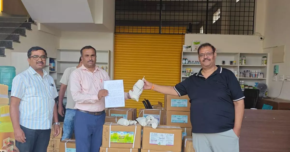 ಕೃಷಿ ಇಲಾಖೆ ಅಧಿಕಾರಿಗಳ ದಿಢೀರ್ ದಾಳಿ; ಪರವಾನಗಿ ಇಲ್ಲದೆ ಮಾರಾಟ ಮಾಡುತ್ತಿದ್ದ ಲಕ್ಷಾಂತರ ರೂ.ಮೌಲ್ಯದ ಕೀಟನಾಶಕಗಳು ಜಪ್ತಿ ಕೃಷಿ ಇಲಾಖೆ ಅಧಿಕಾರಿಗಳ ದಿಢೀರ್ ದಾಳಿ; ಪರವಾನಗಿ ಇಲ್ಲದೆ ಮಾರಾಟ ಮಾಡುತ್ತಿದ್ದ ಲಕ್ಷಾಂತರ ರೂ.ಮೌಲ್ಯದ ಕೀಟನಾಶಕಗಳು ಜಪ್ತಿ