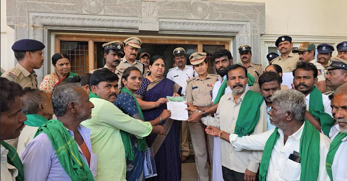 Vijayanagara | ಕಬ್ಬಿಗೆ 5,500 ರೂ. ದರ ನಿಗದಿಗೆ ಆಗ್ರಹಿಸಿ ಪ್ರತಿಭಟನೆ Vijayanagara | ಕಬ್ಬಿಗೆ 5,500 ರೂ. ದರ ನಿಗದಿಗೆ ಆಗ್ರಹಿಸಿ ಪ್ರತಿಭಟನೆ