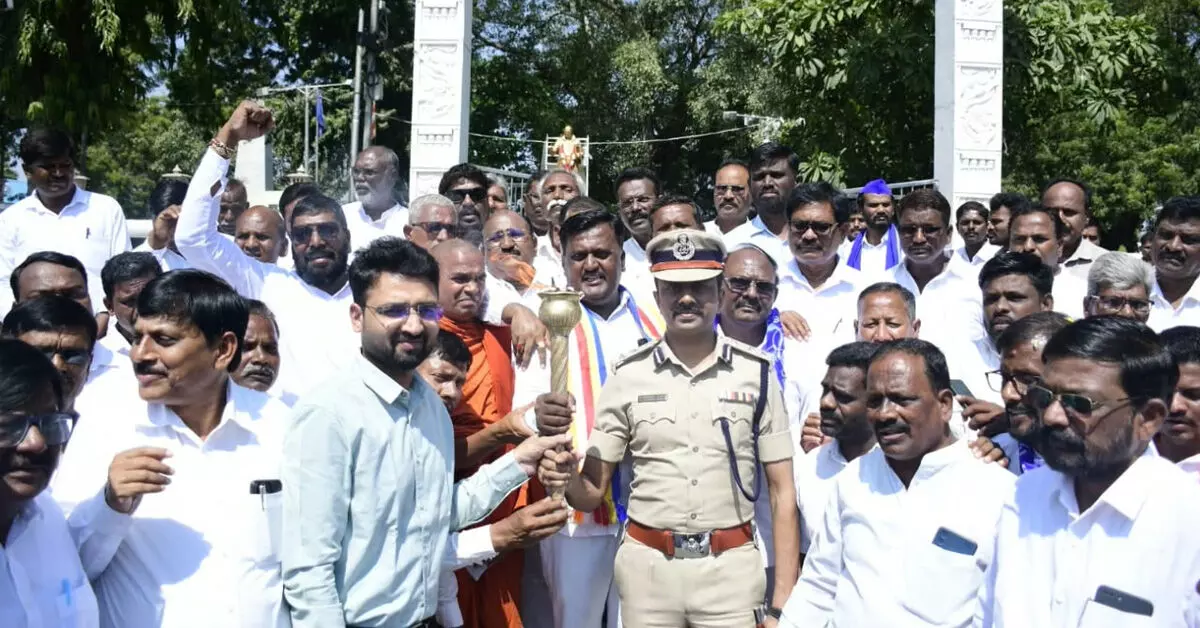 Kalaburagi | ಅಂಬೇಡ್ಕರ್ ಅವರ 22 ಪ್ರತಿಜ್ಞೆಗಳು ಬದುಕಿಗೆ ಹೊಸ ದಿಕ್ಕು ನೀಡಿವೆ : ಭಂತೆ ಬೋಧಿತಿಸ್ಸ Kalaburagi | ಅಂಬೇಡ್ಕರ್ ಅವರ 22 ಪ್ರತಿಜ್ಞೆಗಳು ಬದುಕಿಗೆ ಹೊಸ ದಿಕ್ಕು ನೀಡಿವೆ : ಭಂತೆ ಬೋಧಿತಿಸ್ಸ