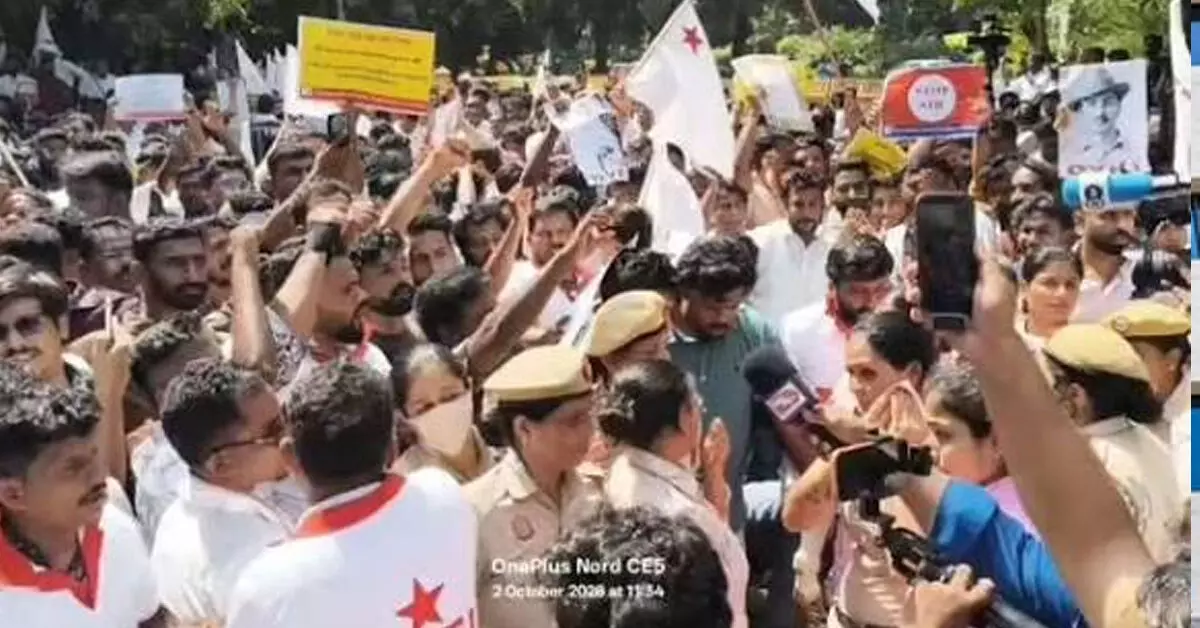 ಜಂತರ್ ಮಂತರ್ ನತ್ತ ಪ್ರತಿಭಟನಾ ಮೆರವಣಿಗೆ ನಡೆಸಲು SFI, DYFI ಕಾರ್ಯಕರ್ತರ ಯತ್ನ; ಹಲವರು ವಶಕ್ಕೆ ಜಂತರ್ ಮಂತರ್ ನತ್ತ ಪ್ರತಿಭಟನಾ ಮೆರವಣಿಗೆ ನಡೆಸಲು SFI, DYFI ಕಾರ್ಯಕರ್ತರ ಯತ್ನ; ಹಲವರು ವಶಕ್ಕೆ