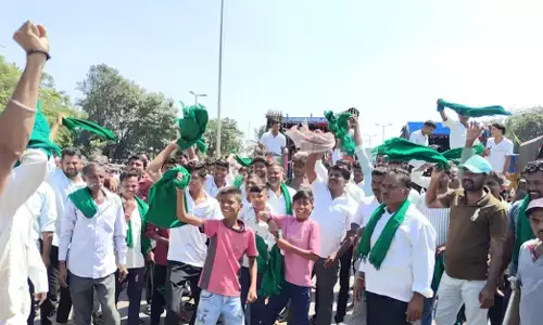 Belagavi | ಕಬ್ಬಿಗೆ 5,500 ದರ ನಿಗದಿಗೆ ಆಗ್ರಹ: ಮೂರೂ ಕಡೆ ಹೆದ್ದಾರಿ ತಡೆದು ರೈತರ ಪ್ರತಿಭಟನೆ