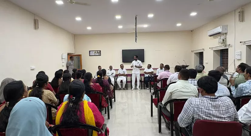 ಈಶಾನ್ಯ ಶಿಕ್ಷಕರ ಕ್ಷೇತ್ರದ ಚುನಾವಣೆ; ಎಂಎಲ್ಸಿ ವಸಂತ ಕುಮಾರ್ ಪ್ರಚಾರ ಈಶಾನ್ಯ ಶಿಕ್ಷಕರ ಕ್ಷೇತ್ರದ ಚುನಾವಣೆ; ಎಂಎಲ್ಸಿ ವಸಂತ ಕುಮಾರ್ ಪ್ರಚಾರ