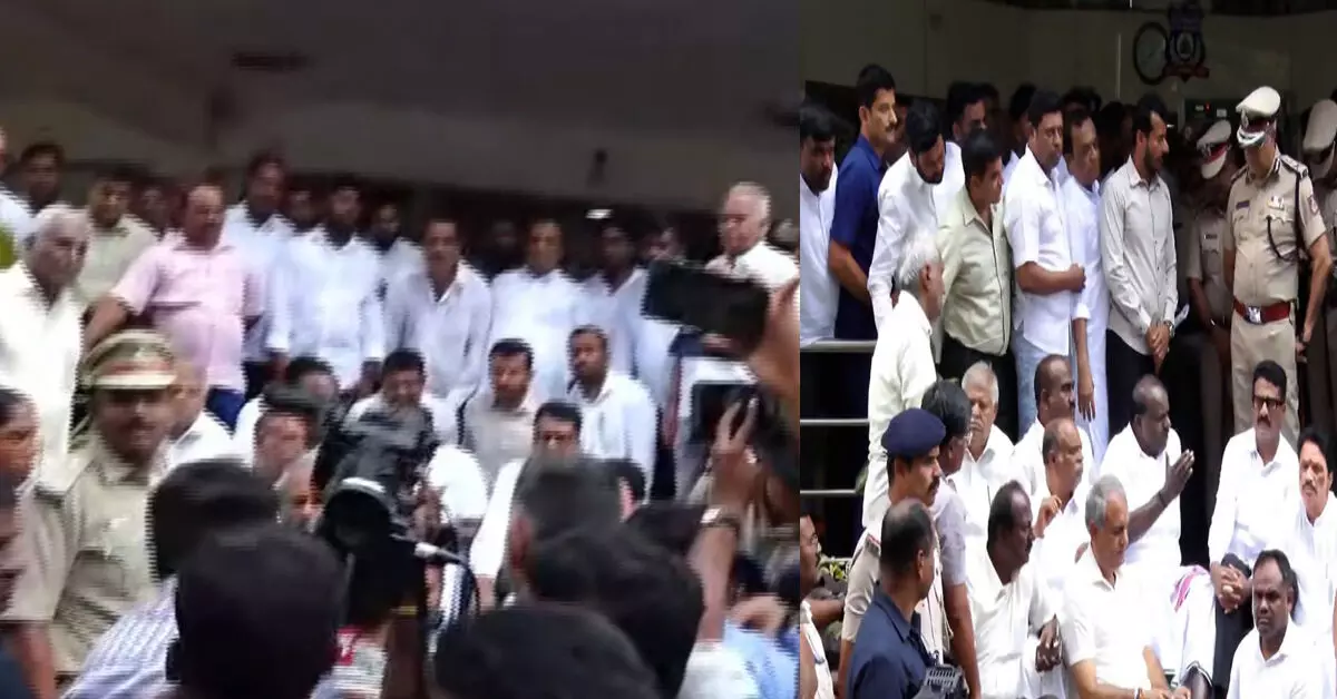 Bengaluru | ʼಸ್ಟಿಂಗ್ ಆಪರೇಷನ್ʼ ತನಿಖೆಗೆ ಆಗ್ರಹ; ಕಮಿಷನರ್ ಕಚೇರಿ ಮೆಟ್ಟಿಲು ಮೇಲೆ ಕುಳಿತು HDK ಧರಣಿ Bengaluru | ʼಸ್ಟಿಂಗ್ ಆಪರೇಷನ್ʼ ತನಿಖೆಗೆ ಆಗ್ರಹ; ಕಮಿಷನರ್ ಕಚೇರಿ ಮೆಟ್ಟಿಲು ಮೇಲೆ ಕುಳಿತು HDK ಧರಣಿ