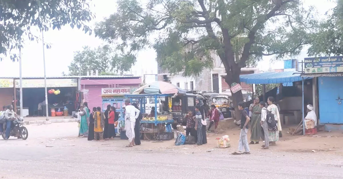 ಕುಡುಕರ ಅಡ್ಡೆಯಾದ ಕುದ್ರಿಮೋತಿ ಬಸ್ ತಂಗುದಾಣ ಕುಡುಕರ ಅಡ್ಡೆಯಾದ ಕುದ್ರಿಮೋತಿ ಬಸ್ ತಂಗುದಾಣ