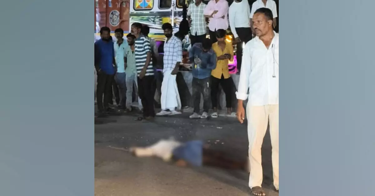 ಸಿಂಧನೂರು | ಚಲಿಸುತ್ತಿದ್ದ ಕೆಎಸ್ಆರ್ಟಿಸಿ ಬಸ್ಗೆ ತಲೆಕೊಟ್ಟ ವ್ಯಕ್ತಿ ಮೃತ್ಯು ಸಿಂಧನೂರು | ಚಲಿಸುತ್ತಿದ್ದ ಕೆಎಸ್ಆರ್ಟಿಸಿ ಬಸ್ಗೆ ತಲೆಕೊಟ್ಟ ವ್ಯಕ್ತಿ ಮೃತ್ಯು