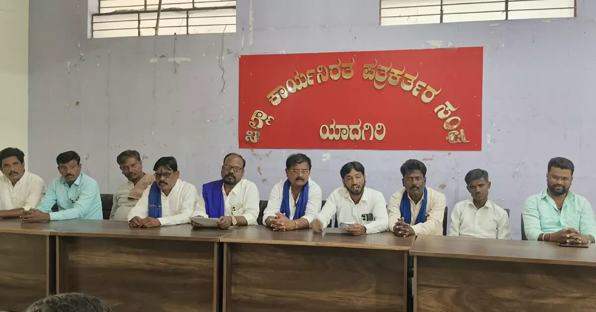 Yadgiri | ಎಸ್ಐಆರ್ ರದ್ದತಿಗೆ ಆಗ್ರಹಿಸಿ ಅ.16ರಂದು ಡಿಎಸ್ಎಸ್ ಪ್ರತಿಭಟನೆ : ಶಿವಪುತ್ರ ಜವಳಿ Yadgiri | ಎಸ್ಐಆರ್ ರದ್ದತಿಗೆ ಆಗ್ರಹಿಸಿ ಅ.16ರಂದು ಡಿಎಸ್ಎಸ್ ಪ್ರತಿಭಟನೆ : ಶಿವಪುತ್ರ ಜವಳಿ