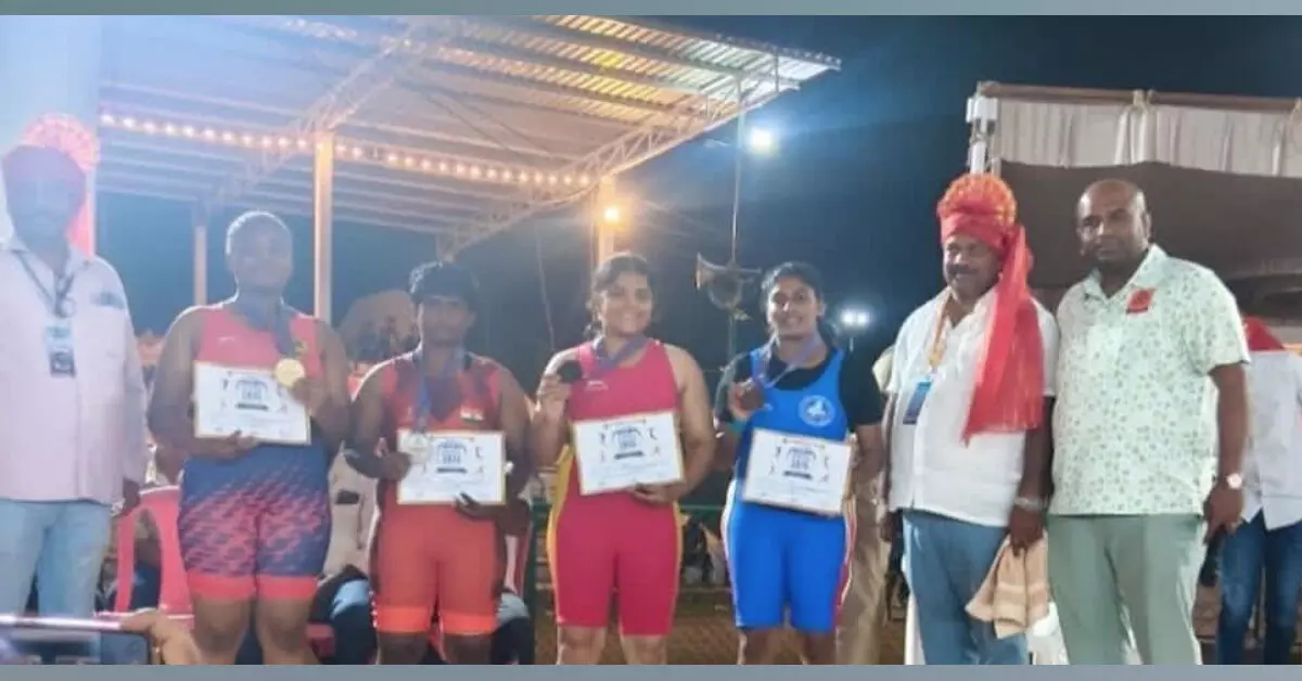 Ballari | ದಸರಾ ಸಿಎಂ ಕಪ್ ಕುಸ್ತಿ ಪಂದ್ಯಾವಳಿ: ಕಂಪ್ಲಿಯ ತೇಜಶ್ವನಿಗೆ ಬೆಳ್ಳಿ ಪದಕ Ballari | ದಸರಾ ಸಿಎಂ ಕಪ್ ಕುಸ್ತಿ ಪಂದ್ಯಾವಳಿ: ಕಂಪ್ಲಿಯ ತೇಜಶ್ವನಿಗೆ ಬೆಳ್ಳಿ ಪದಕ