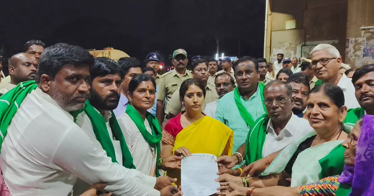 ಹುಮನಾಬಾದ್ | ವಿವಿಧ ಬೇಡಿಕೆಗಳ ಈಡೇರಿಕೆಗೆ ಆಗ್ರಹಿಸಿ ರಾಷ್ಟ್ರೀಯ ಹೆದ್ದಾರಿ ತಡೆದು ರೈತರ ಪ್ರತಿಭಟನೆ ಹುಮನಾಬಾದ್ | ವಿವಿಧ ಬೇಡಿಕೆಗಳ ಈಡೇರಿಕೆಗೆ ಆಗ್ರಹಿಸಿ ರಾಷ್ಟ್ರೀಯ ಹೆದ್ದಾರಿ ತಡೆದು ರೈತರ ಪ್ರತಿಭಟನೆ