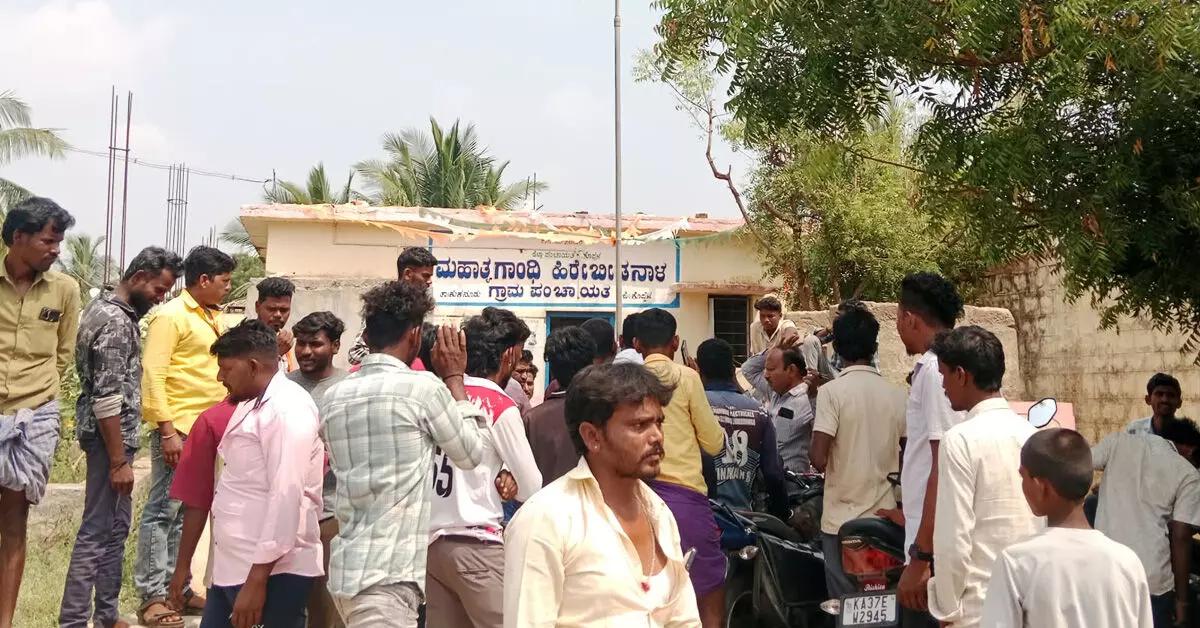 Kuknoor | ಅಕ್ರಮ ಮರಳು, ಕೆರೆಯ ಮಣ್ಣು ಸಾಗಣೆ ಆರೋಪ: ಗ್ರಾಪಂ ಕಚೇರಿಗೆ ಮುತ್ತಿಗೆ Kuknoor | ಅಕ್ರಮ ಮರಳು, ಕೆರೆಯ ಮಣ್ಣು ಸಾಗಣೆ ಆರೋಪ: ಗ್ರಾಪಂ ಕಚೇರಿಗೆ ಮುತ್ತಿಗೆ