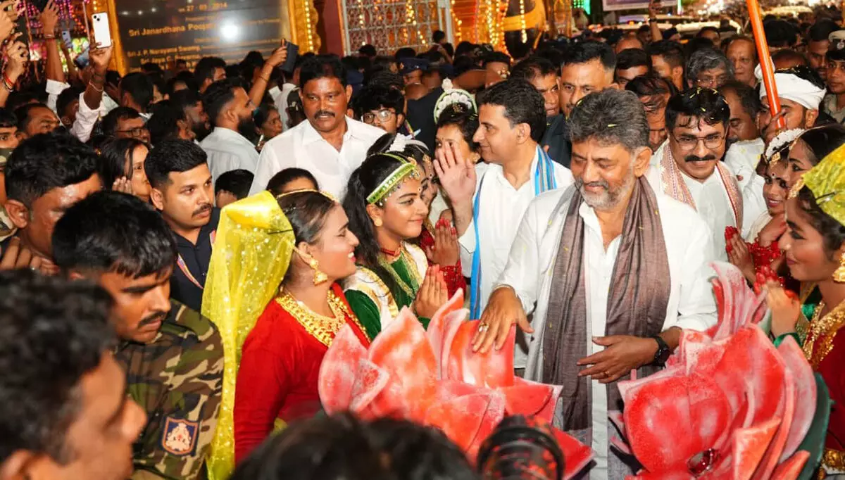 ಮಂಗಳೂರು ದಸರಾ ಉತ್ಸವಕ್ಕೆ ಮುಖ್ಯಮಂತ್ರಿ ಡಿ.ಕೆ. ಶಿವಕುಮಾರ್ ಚಾಲನೆ ಮಂಗಳೂರು ದಸರಾ ಉತ್ಸವಕ್ಕೆ ಮುಖ್ಯಮಂತ್ರಿ ಡಿ.ಕೆ. ಶಿವಕುಮಾರ್ ಚಾಲನೆ