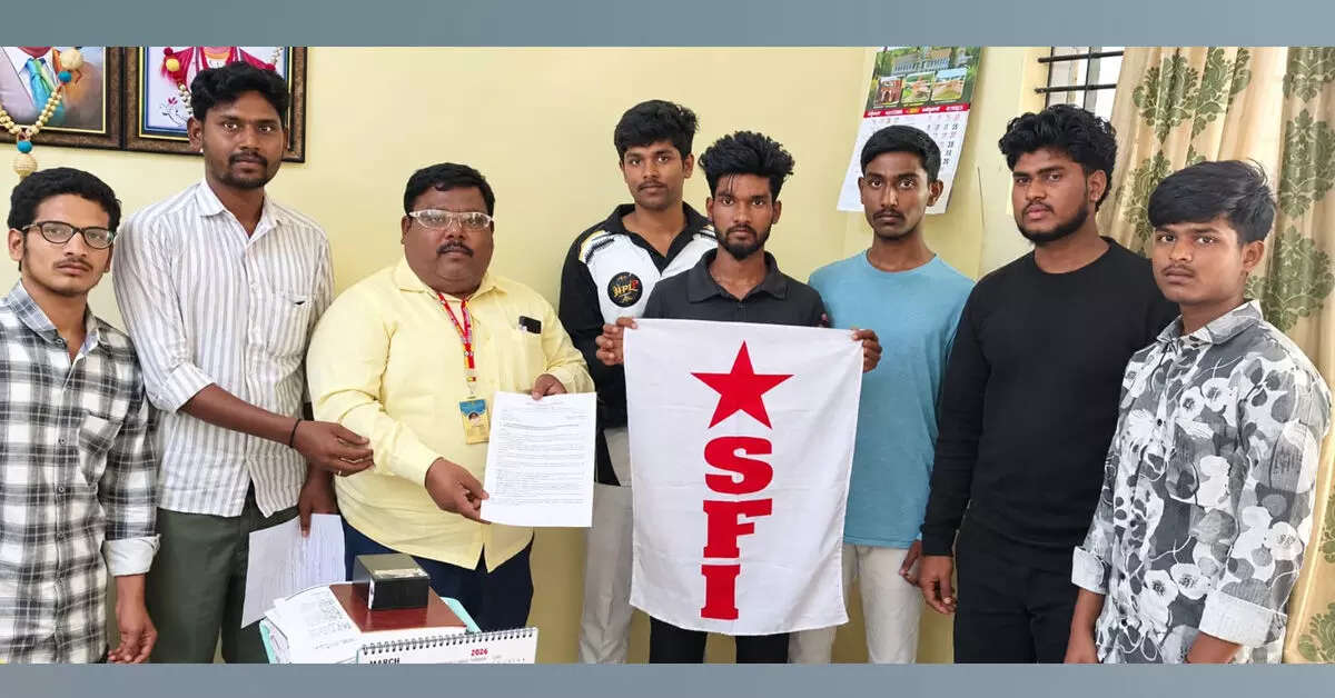 ಕೊಪ್ಪಳ ವಿಶ್ವವಿದ್ಯಾಲಯದ ವಿದ್ಯಾರ್ಥಿಗಳಿಗೆ ಮೂಲ ಅಂಕಪಟ್ಟಿ ವಿತರಿಸಲು ಆಗ್ರಹ ಕೊಪ್ಪಳ ವಿಶ್ವವಿದ್ಯಾಲಯದ ವಿದ್ಯಾರ್ಥಿಗಳಿಗೆ ಮೂಲ ಅಂಕಪಟ್ಟಿ ವಿತರಿಸಲು ಆಗ್ರಹ