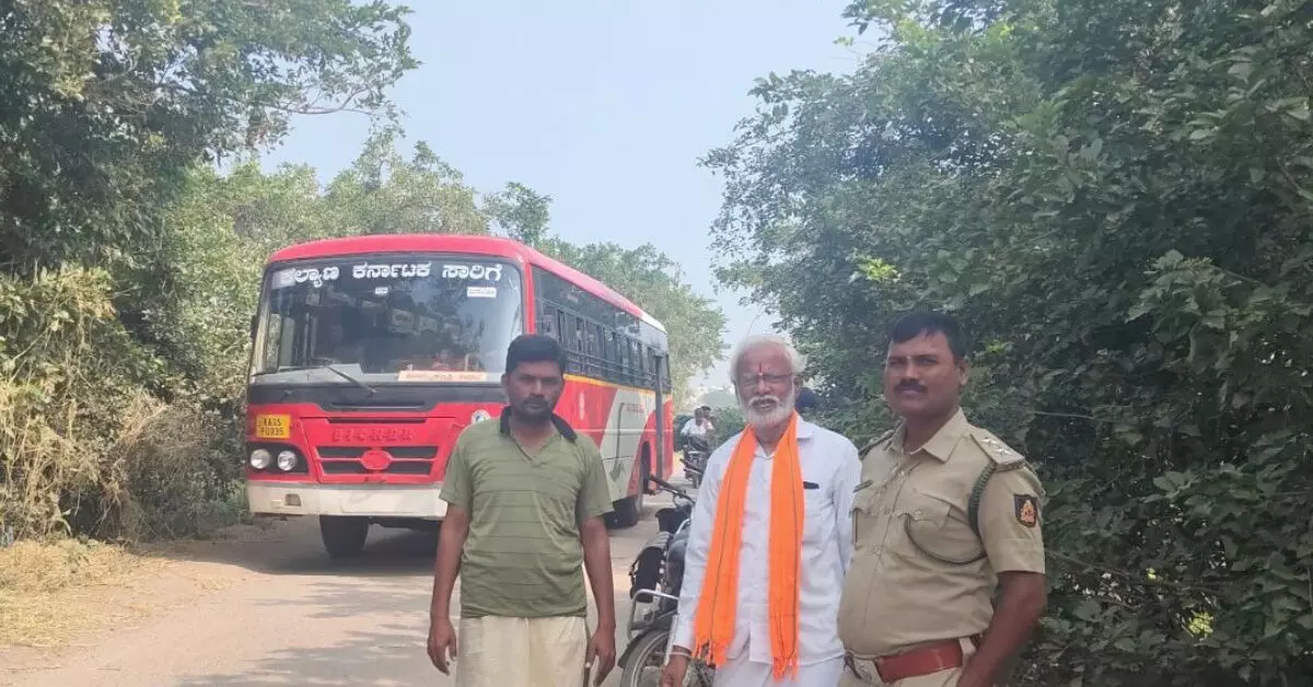 Ballari | ಮುದ್ದಾಪುರ–ರಾಮಸಾಗರ ರಸ್ತೆಯಲ್ಲಿ ಮುಳ್ಳುಕಂಟಿಗಳ ಕಾಟ: ತೆರವಿಗೆ ಆಗ್ರಹ Ballari | ಮುದ್ದಾಪುರ–ರಾಮಸಾಗರ ರಸ್ತೆಯಲ್ಲಿ ಮುಳ್ಳುಕಂಟಿಗಳ ಕಾಟ: ತೆರವಿಗೆ ಆಗ್ರಹ