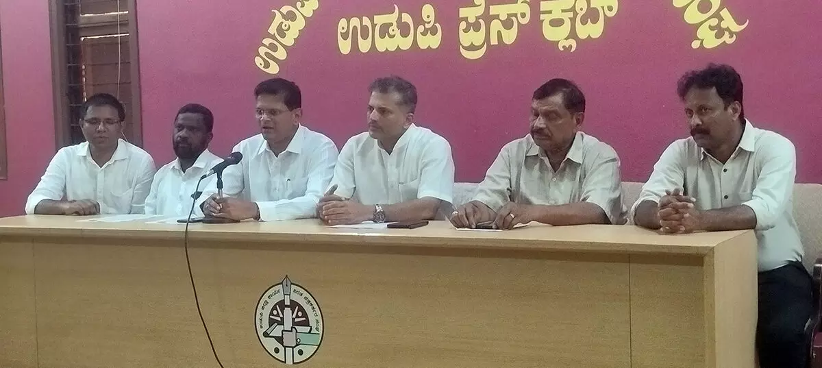 ಉಡುಪಿಯಲ್ಲಿ ಹೈಕೋರ್ಟ್ ಪೀಠ ಸ್ಥಾಪನೆಗೆ ಆಗ್ರಹ; ಅ.17ರಂದು ಬ್ರಹ್ಮಾವರದಲ್ಲಿ ಹಕ್ಕೊತ್ತಾಯ ಸಭೆ ಉಡುಪಿಯಲ್ಲಿ ಹೈಕೋರ್ಟ್ ಪೀಠ ಸ್ಥಾಪನೆಗೆ ಆಗ್ರಹ; ಅ.17ರಂದು ಬ್ರಹ್ಮಾವರದಲ್ಲಿ ಹಕ್ಕೊತ್ತಾಯ ಸಭೆ