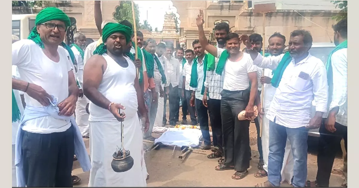 ಹಾವೇರಿಯಿಂದ ಹುಬ್ಬಳ್ಳಿಗೆ ಕಬ್ಬು ಬೆಳೆಗಾರ ಪಾದಯಾತ್ರೆ; ಕೇಂದ್ರ ಸಚಿವರ ಅಣಕು ಶವಯಾತ್ರೆ ಹಾವೇರಿಯಿಂದ ಹುಬ್ಬಳ್ಳಿಗೆ ಕಬ್ಬು ಬೆಳೆಗಾರ ಪಾದಯಾತ್ರೆ; ಕೇಂದ್ರ ಸಚಿವರ ಅಣಕು ಶವಯಾತ್ರೆ