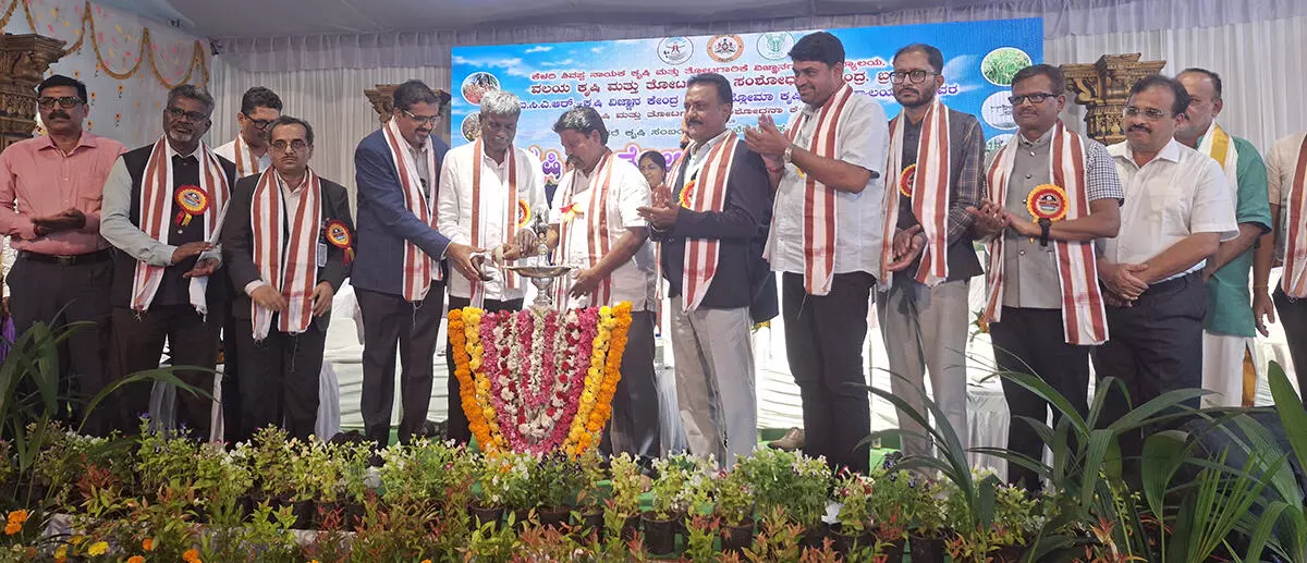 ಹವಮಾನ ವೈಪರೀತ್ಯದಿಂದಾಗಿ ನಿರಂತರ ಕೃಷಿ ಸಂಶೋಧನೆಗಳು ಅಗತ್ಯ: ಡಾ.ಎಂ.ವಿ.ಧನಂಜಯ ಹವಮಾನ ವೈಪರೀತ್ಯದಿಂದಾಗಿ ನಿರಂತರ ಕೃಷಿ ಸಂಶೋಧನೆಗಳು ಅಗತ್ಯ: ಡಾ.ಎಂ.ವಿ.ಧನಂಜಯ