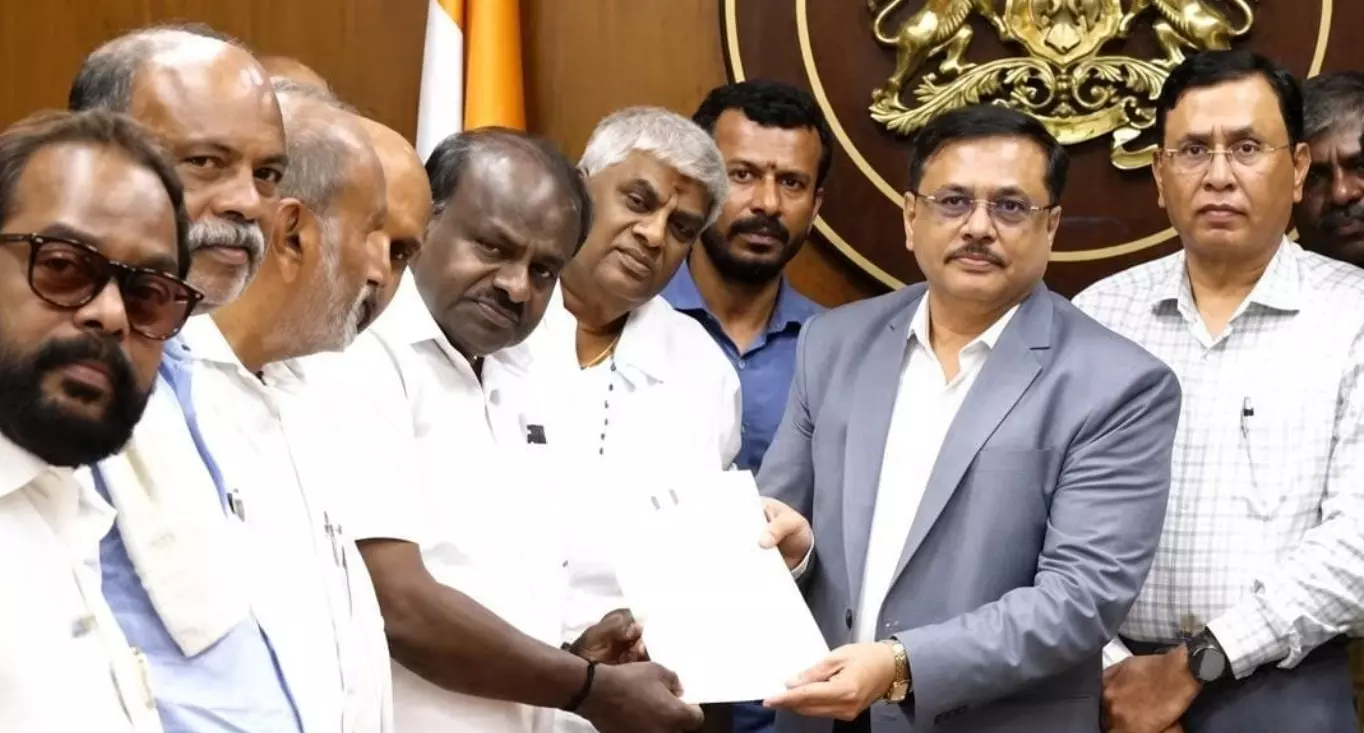 ‘ಸ್ಟಿಂಗ್ ಆಪರೇಷನ್’ ಆರೋಪಿಗಳನ್ನು ಬಂಧಿಸಲು ಎಚ್.ಡಿ.ಕುಮಾರಸ್ವಾಮಿ ಒತ್ತಾಯ ‘ಸ್ಟಿಂಗ್ ಆಪರೇಷನ್’ ಆರೋಪಿಗಳನ್ನು ಬಂಧಿಸಲು ಎಚ್.ಡಿ.ಕುಮಾರಸ್ವಾಮಿ ಒತ್ತಾಯ