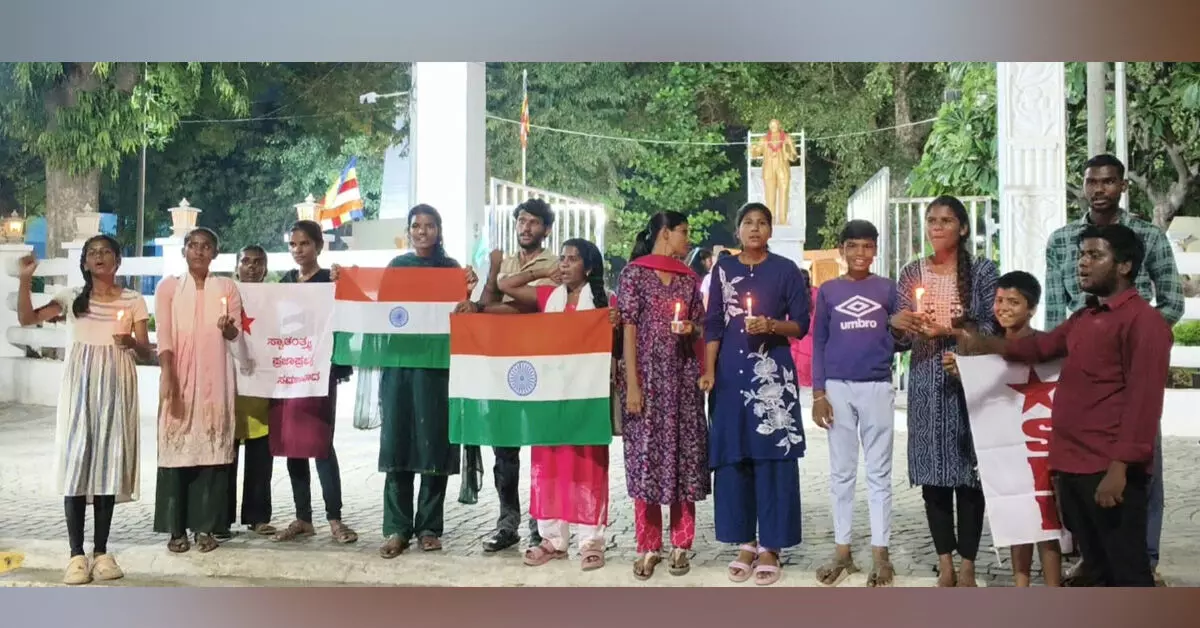 ಎಸ್ಐಆರ್ ರದ್ದತಿಗೆ ಆಗ್ರಹಿಸಿ ಕಲಬುರಗಿಯಲ್ಲಿ ಎಸ್ಎಫ್ಐನಿಂದ ತ್ರಿವರ್ಣ ಧ್ವಜ ಗೌರವಿಸುವ ಕಾರ್ಯಕ್ರಮ ಎಸ್ಐಆರ್ ರದ್ದತಿಗೆ ಆಗ್ರಹಿಸಿ ಕಲಬುರಗಿಯಲ್ಲಿ ಎಸ್ಎಫ್ಐನಿಂದ ತ್ರಿವರ್ಣ ಧ್ವಜ ಗೌರವಿಸುವ ಕಾರ್ಯಕ್ರಮ
