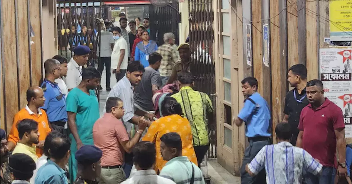 West Bengal | ಕೋಲ್ಕತ್ತಾ ದುರ್ಗಾ ಪೂಜಾ ಪೆಂಡಾಲ್ ನಲ್ಲಿ ಕಾಲ್ತುಳಿತ; ಕನಿಷ್ಠ 17 ಮಂದಿ ಮೃತ್ಯು West Bengal | ಕೋಲ್ಕತ್ತಾ ದುರ್ಗಾ ಪೂಜಾ ಪೆಂಡಾಲ್ ನಲ್ಲಿ ಕಾಲ್ತುಳಿತ; ಕನಿಷ್ಠ 17 ಮಂದಿ ಮೃತ್ಯು