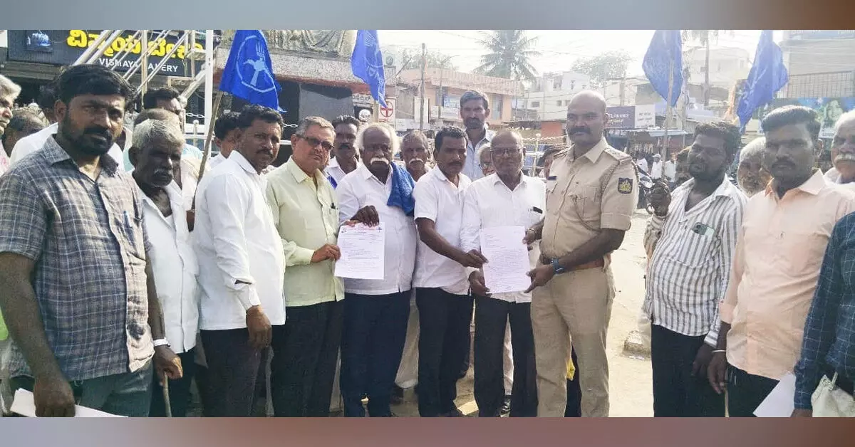 ಸುರಪುರ | ಪ್ರಿಯಾಂಕ್ ಖರ್ಗೆ ವಿರುದ್ಧ ಕುಮಾರಸ್ವಾಮಿ ಹೇಳಿಕೆ ಖಂಡಿಸಿ ದಲಿತ ಸಂಘರ್ಷ ಸಮಿತಿ ಪ್ರತಿಭಟನೆ ಸುರಪುರ | ಪ್ರಿಯಾಂಕ್ ಖರ್ಗೆ ವಿರುದ್ಧ ಕುಮಾರಸ್ವಾಮಿ ಹೇಳಿಕೆ ಖಂಡಿಸಿ ದಲಿತ ಸಂಘರ್ಷ ಸಮಿತಿ ಪ್ರತಿಭಟನೆ