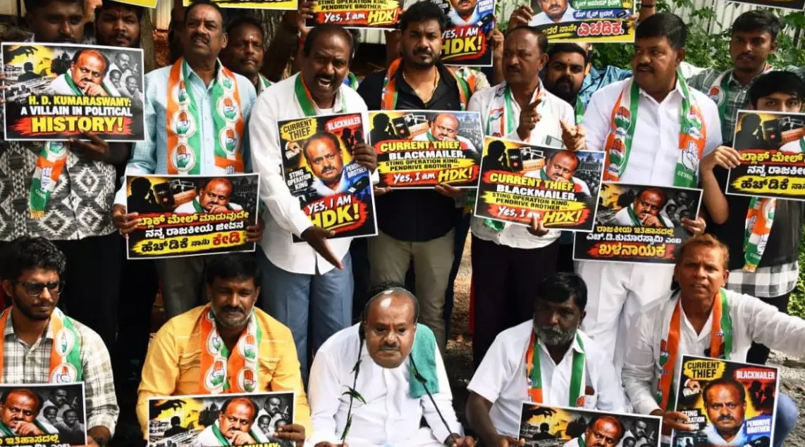 ‘ಸ್ಟಿಂಗ್’ ಹೆಸರಿನಲ್ಲಿ ಬೆದರಿಕೆ ತಂತ್ರ: ಎಚ್ಡಿಕೆ ವಿರುದ್ಧ ಕಾಂಗ್ರೆಸ್ ಕಾರ್ಯಕರ್ತರಿಂದ ಪ್ರತಿಭಟನೆ ‘ಸ್ಟಿಂಗ್’ ಹೆಸರಿನಲ್ಲಿ ಬೆದರಿಕೆ ತಂತ್ರ: ಎಚ್ಡಿಕೆ ವಿರುದ್ಧ ಕಾಂಗ್ರೆಸ್ ಕಾರ್ಯಕರ್ತರಿಂದ ಪ್ರತಿಭಟನೆ