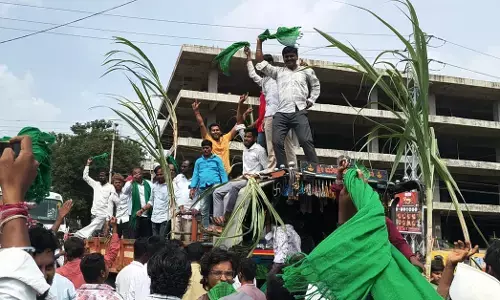 ಕಲಬುರಗಿ | ಪೊಲೀಸರ ವಶಕ್ಕೆ ಜಗ್ಗದ ರೈತರು: ಮತ್ತೆ ರಸ್ತೆಗಿಳಿದು ಬೃಹತ್ ಧರಣಿ