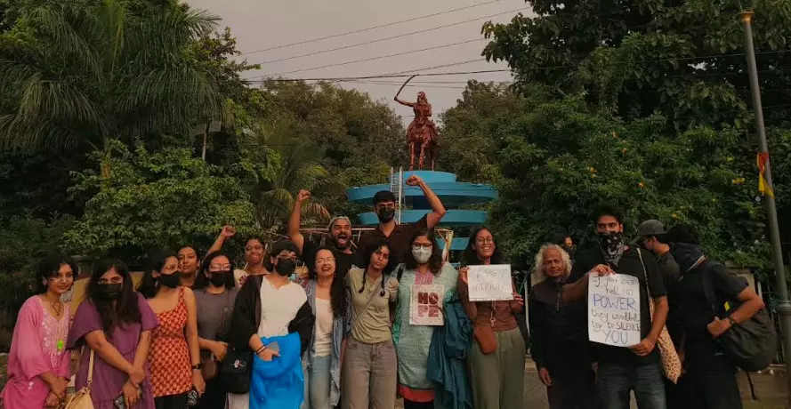 Bengaluru | ಎಸ್ಐಆರ್ ವಿರುದ್ಧ ಪ್ರತಿಭಟನೆ: 50 ಮಂದಿ ಹೋರಾಟಗಾರರನ್ನು ವಶಕ್ಕೆ ಪಡೆದ ಪೊಲೀಸರು Bengaluru | ಎಸ್ಐಆರ್ ವಿರುದ್ಧ ಪ್ರತಿಭಟನೆ: 50 ಮಂದಿ ಹೋರಾಟಗಾರರನ್ನು ವಶಕ್ಕೆ ಪಡೆದ ಪೊಲೀಸರು