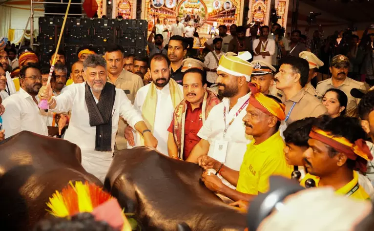 Mysuru | ವಿರೋಧದ ನಡುವೆಯೂ ʼಕಂಬಳʼಕ್ಕೆ ಸಿಎಂ ಡಿ.ಕೆ.ಶಿವಕುಮಾರ್ ವಿದ್ಯುಕ್ತ ಚಾಲನೆ Mysuru | ವಿರೋಧದ ನಡುವೆಯೂ ʼಕಂಬಳʼಕ್ಕೆ ಸಿಎಂ ಡಿ.ಕೆ.ಶಿವಕುಮಾರ್ ವಿದ್ಯುಕ್ತ ಚಾಲನೆ
