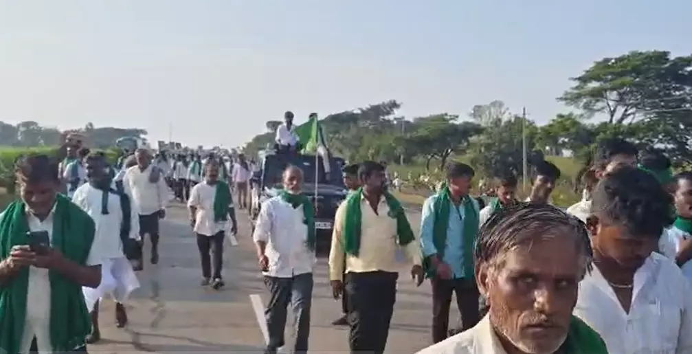 ಕೇಂದ್ರ ಸಚಿವ ಪ್ರಹ್ಲಾದ್ ಜೋಶಿಗೆ ಹೋರಾಟದ ಸ್ಥಳಕ್ಕೆ ಬರುವಂತೆ ಆಹ್ವಾನ; ಬೇಡಿಕೆ ಈಡೇರದಿದ್ದರೆ ಅ.22ರಂದು ಬೃಹತ್ ರೈತ ಸಮಾವೇಶದ ಎಚ್ಚರಿಕೆ ಕೇಂದ್ರ ಸಚಿವ ಪ್ರಹ್ಲಾದ್ ಜೋಶಿಗೆ ಹೋರಾಟದ ಸ್ಥಳಕ್ಕೆ ಬರುವಂತೆ ಆಹ್ವಾನ; ಬೇಡಿಕೆ ಈಡೇರದಿದ್ದರೆ ಅ.22ರಂದು ಬೃಹತ್ ರೈತ ಸಮಾವೇಶದ ಎಚ್ಚರಿಕೆ
