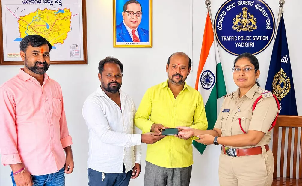 ಯಾದಗಿರಿ| ಕಳೆದುಹೋದ ಮೊಬೈಲ್ ವಾರೀಸುದಾರರಿಗೆ ಒಪ್ಪಿಸಿ ಪ್ರಾಮಾಣಿಕತೆ ಮೆರೆದ ಅಟೋ ಚಾಲಕ ಯಾದಗಿರಿ| ಕಳೆದುಹೋದ ಮೊಬೈಲ್ ವಾರೀಸುದಾರರಿಗೆ ಒಪ್ಪಿಸಿ ಪ್ರಾಮಾಣಿಕತೆ ಮೆರೆದ ಅಟೋ ಚಾಲಕ