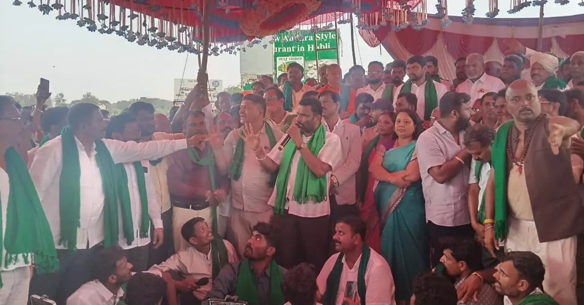 Dharwad | ಕೇಂದ್ರ ಸಚಿವರ ಭರವಸೆ ಬಳಿಕ ಕಬ್ಬು ಬೆಳೆಗಾರರ ಹೋರಾಟಕ್ಕೆ ತಾತ್ಕಾಲಿಕ ಸ್ಥಗಿತ Dharwad | ಕೇಂದ್ರ ಸಚಿವರ ಭರವಸೆ ಬಳಿಕ ಕಬ್ಬು ಬೆಳೆಗಾರರ ಹೋರಾಟಕ್ಕೆ ತಾತ್ಕಾಲಿಕ ಸ್ಥಗಿತ